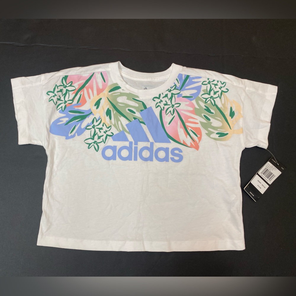 NWT Adidas Girls loose fit Crew Neck Short Sleeve
Graphic T-Shirt Size XS (6/6X)